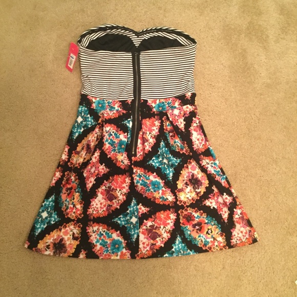 Cute strapless dress - Picture 5 of 6